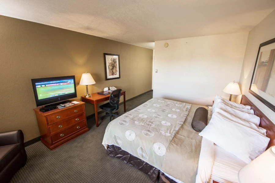 Service Plus Inn and Suites - Grande Prairie