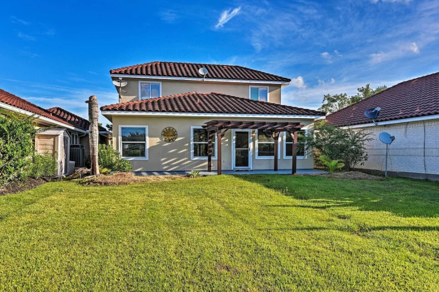 Walk to Ocean: Lakefront Dickinson Stucco House!