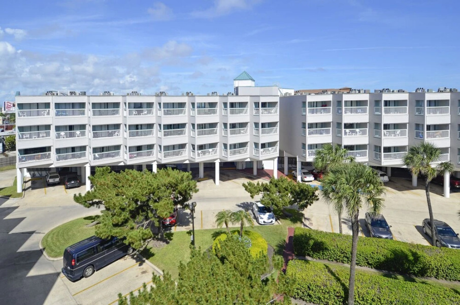 Neptune's Retreat by RedAwning