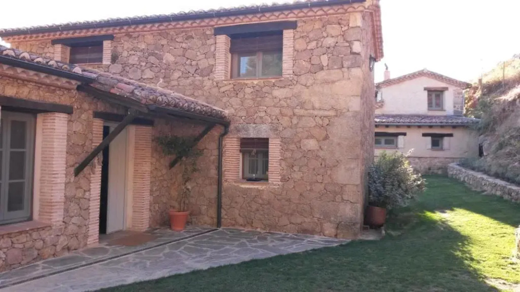 El Vergel de Chilla son 3 alojamientos Abejas 1 Abejas 2 y Libélula