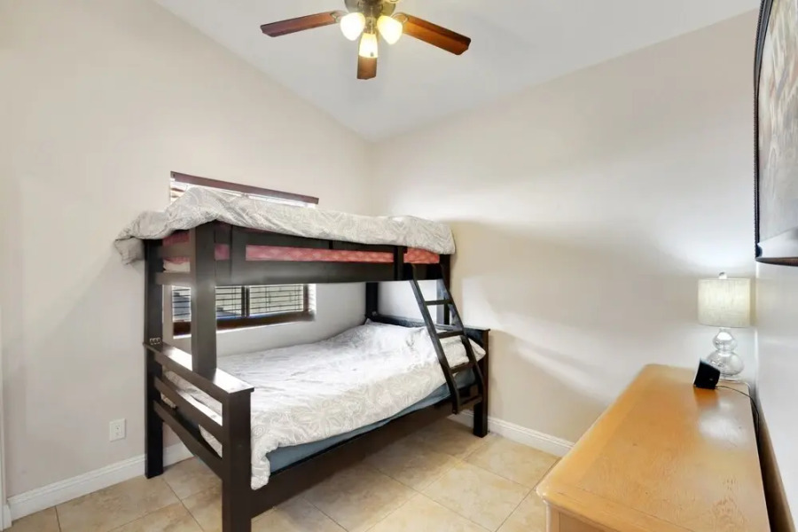 Desert Oasis Getaway 5 Bedroom Home by Redawning