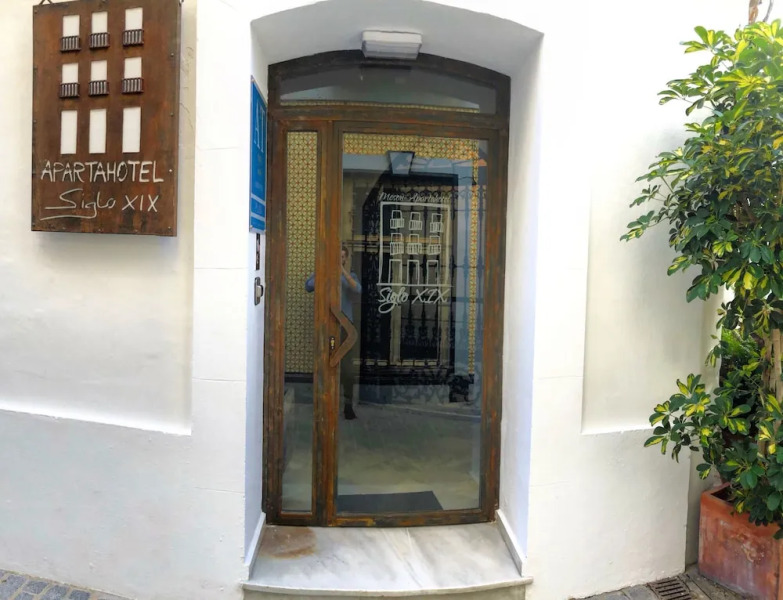 La Casa Amarilla Rooms & Suites