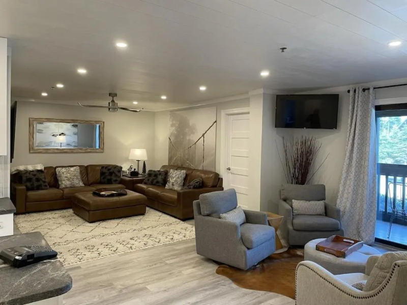 Newly renovated 4 bedroom condo. Short 150 yard walk to ski lift. Hot tubs.