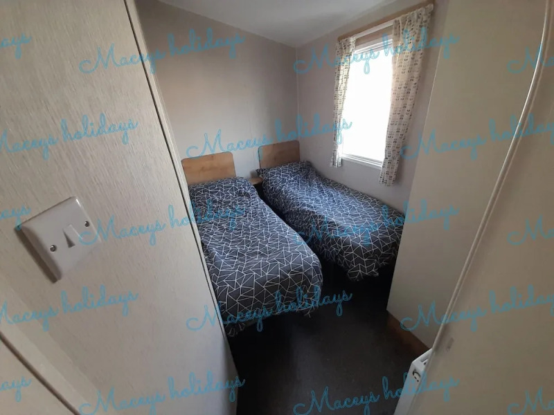 Pet Friendly Caravan in Walton on the Naze