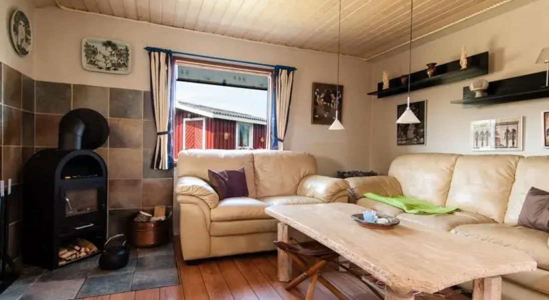 Iris 2 Holiday House