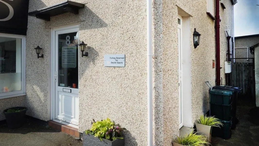 Gwylan Apartment in Penrhyn Bay, Modern and Beautifully Presented