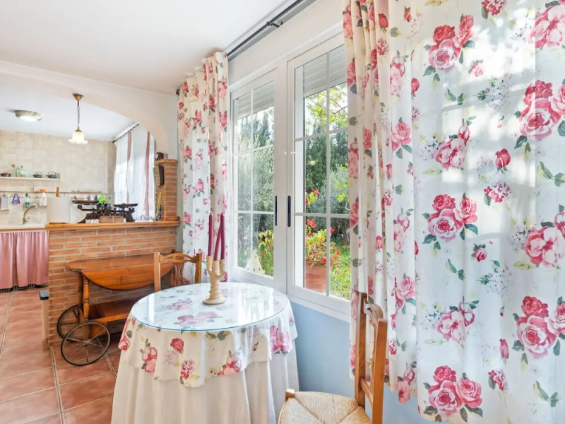 Lovely Chalet in Polop With Swimming Pool