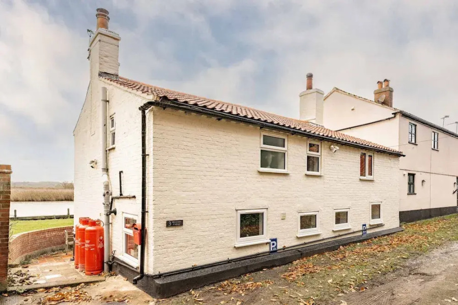 Host Stay Riverside Cottage