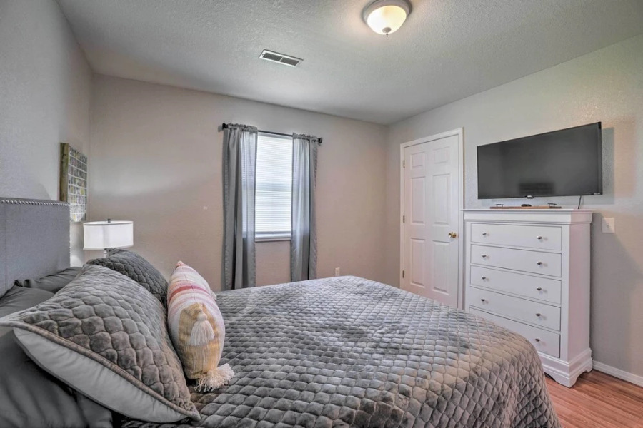 Charming One-level Home w/ Deck, Walk to Dtwn