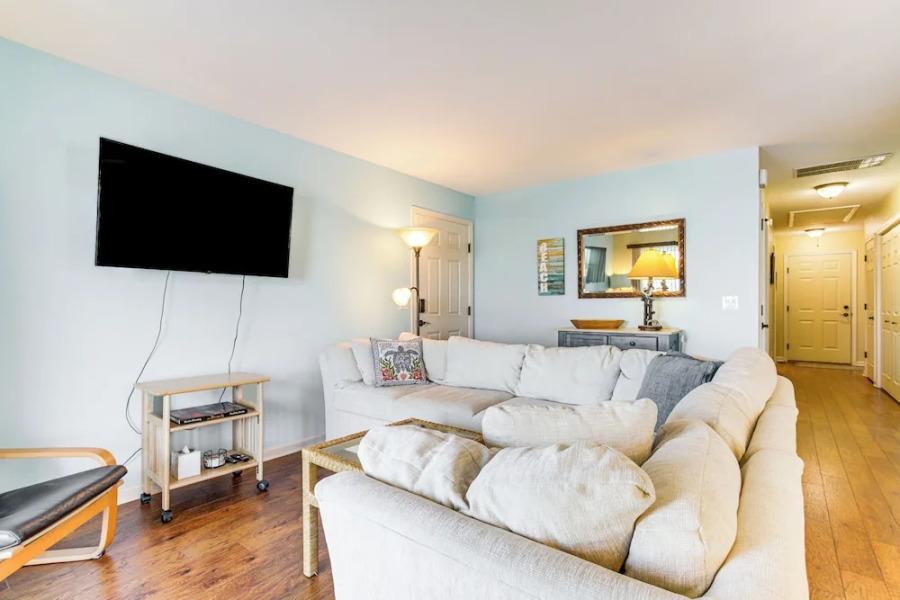 Near Beaches & Shops: Canal-front Selbyville Home