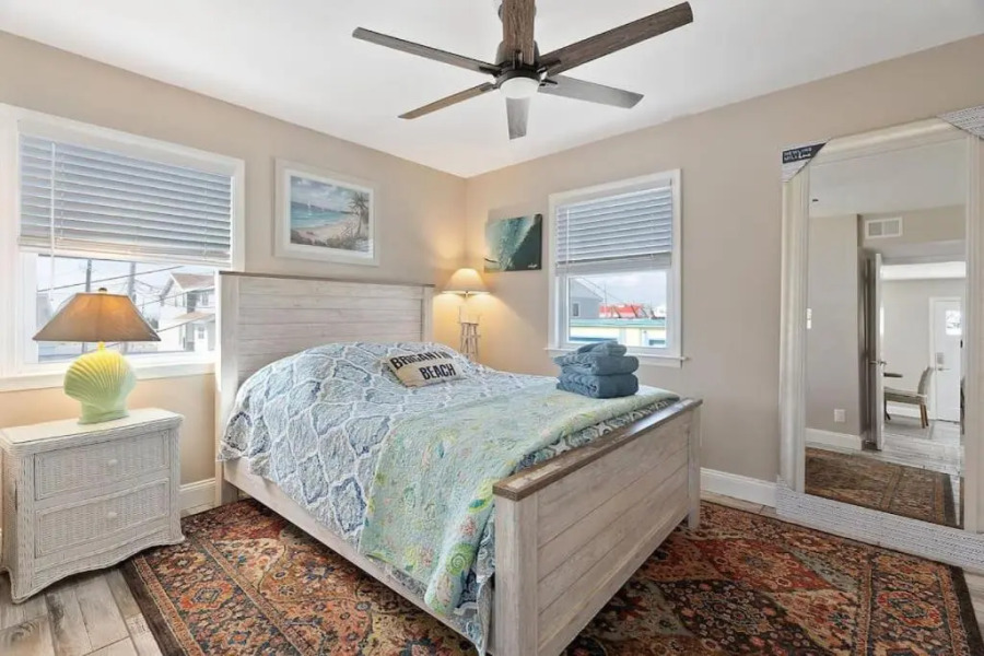 Unit B 2nd fl 2nd fl Hideaway 2 Block to Beach Parking