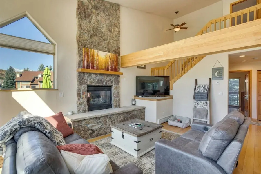 Cozy Colorado Retreat w/ Deck, Grill & Pool Access