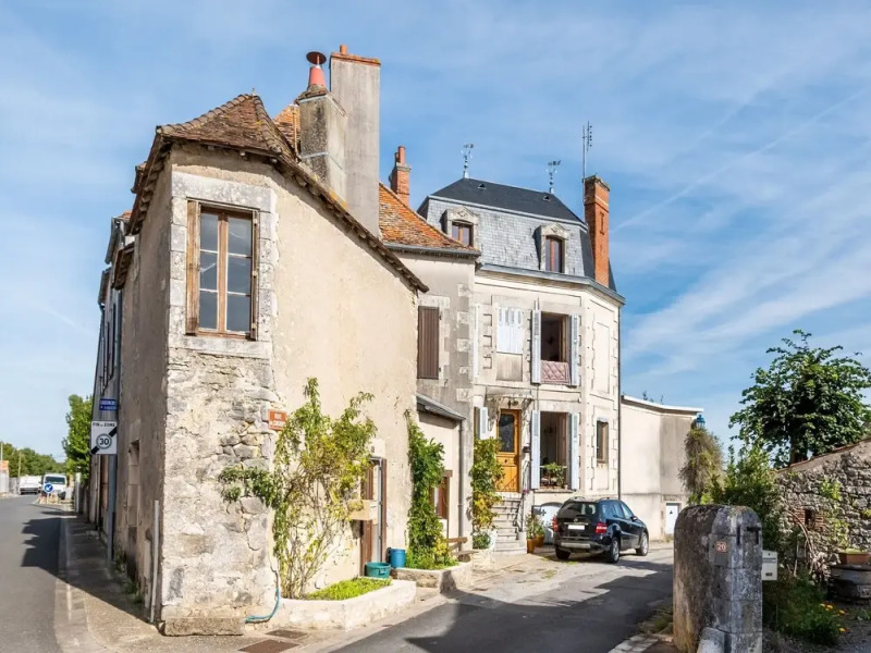 Former Train Station With Private Heated Swimming Pool & Fantastic Garden