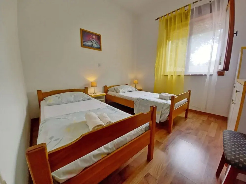 Detached House at Country Side, Fenced Private Garden Ideal for 2 Fam, Wifi