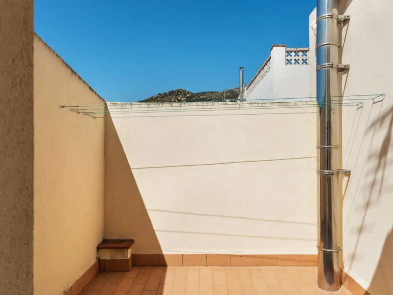 Splendid Mansion in Palau-Saverdera near Sea