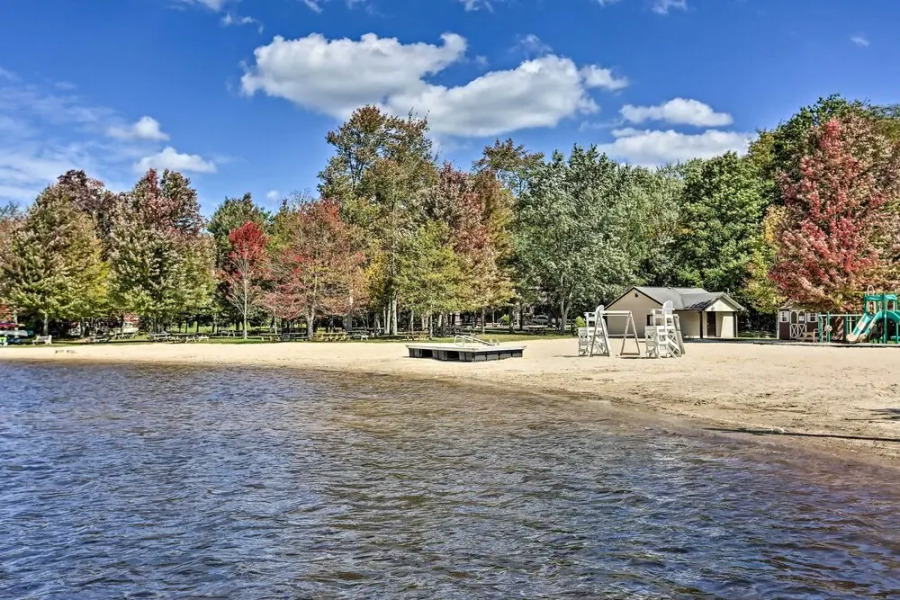 Spacious Cabin, 1 Block to Locust Lake Beach!