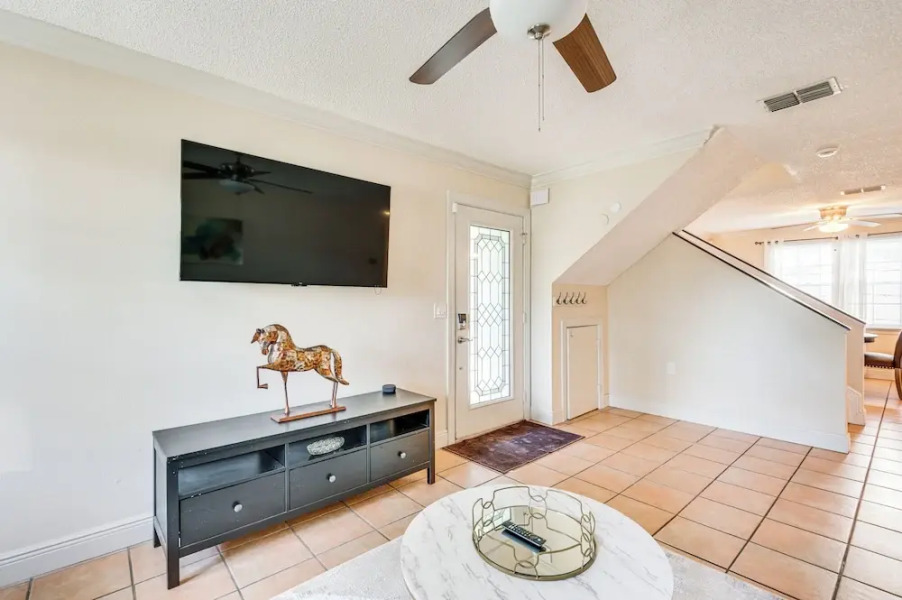 4 Mi to Busch Gardens: Lovely Tampa Home!