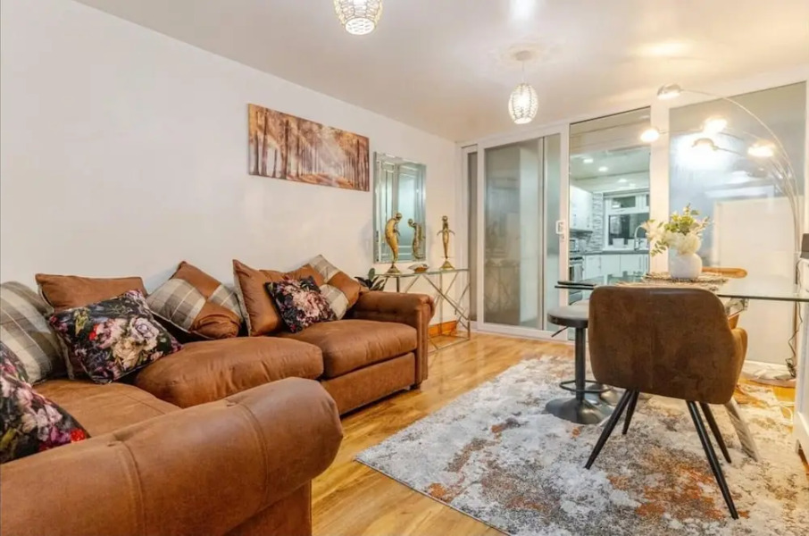 Smethwick - House - Sleeps 8 - Parking