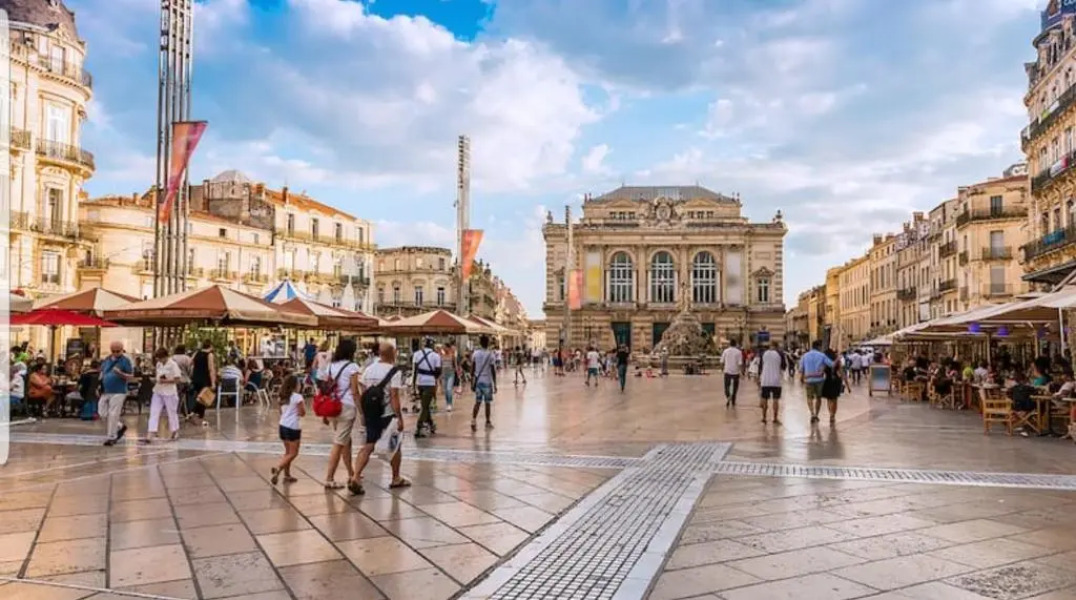 Maison de plein pied divisée en 2 appartements F3 independant, situé à Jacou, à 15km des plages, 5km de montpellier centre, attention le tarif proposé est pour un appartement si vous souhaitez louer les 2 réservez 2 hébergements