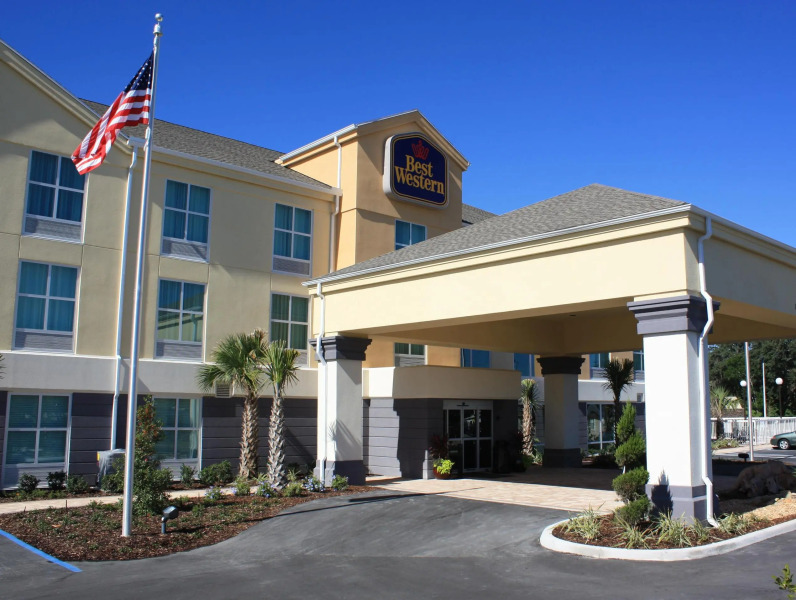 Best Western Plus Chain of Lakes Inn & Suites
