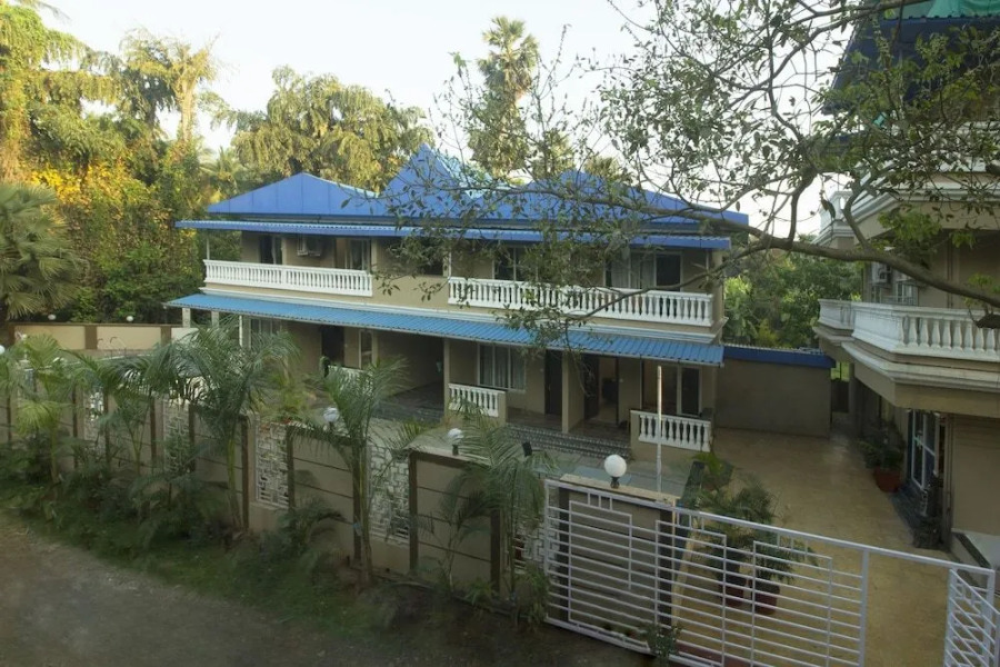 OYO 22919 Blue Roof Sea Side