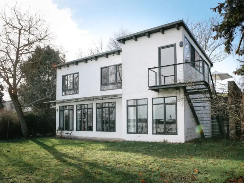 Bauhaus Holiday Apartment by the Lake