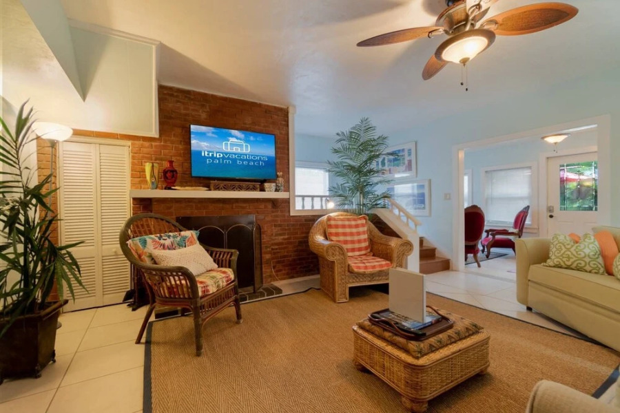 The Secret Garden - The Cottage Near Beach, Shops, Restaurants, Pet Friendly, Close to Lucerne Ave!