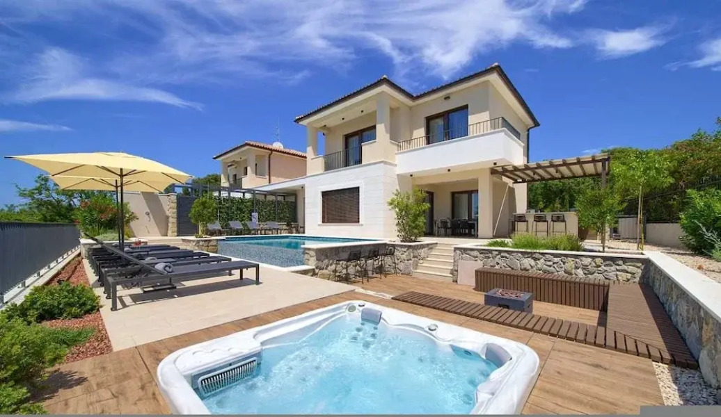 Villa Lord With Heated Pool Jacuzzi and Sauna