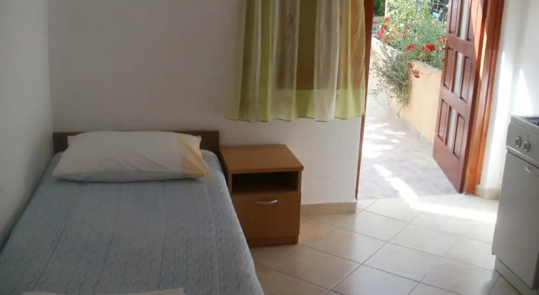 Apartments and rooms Nediljko