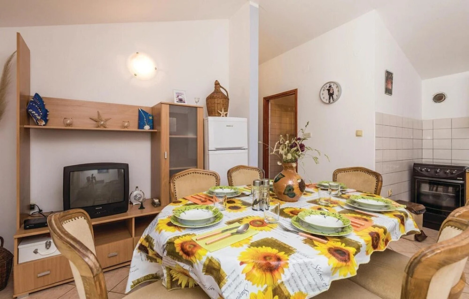 Beautiful Home in Lukovo Sugarje With 4 Bedrooms and Wifi