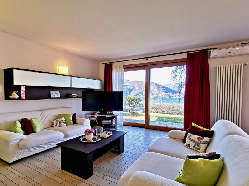 Sumptuous and panoramic Lake Como villa.