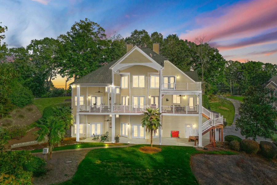 Lakefront 6bdr, Priv Dock, Game Room, Firepit Jake's Lake House by Avantstay