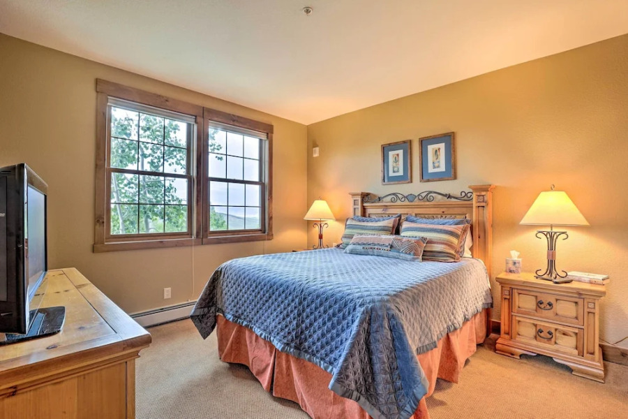 2-story Condo w/ Mtn View, Steps to Ski Lift!