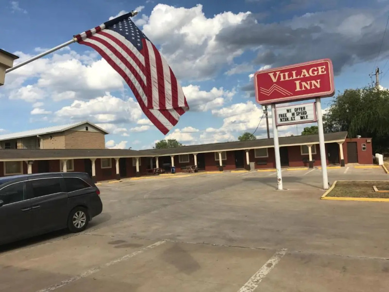 Village Inn Cotulla