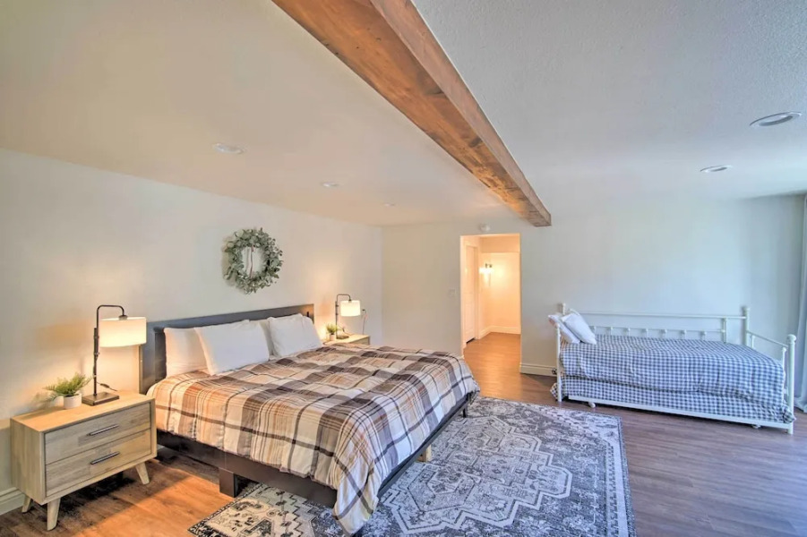 Stunning Lake Arrowhead Home: Decks & Hot Tub