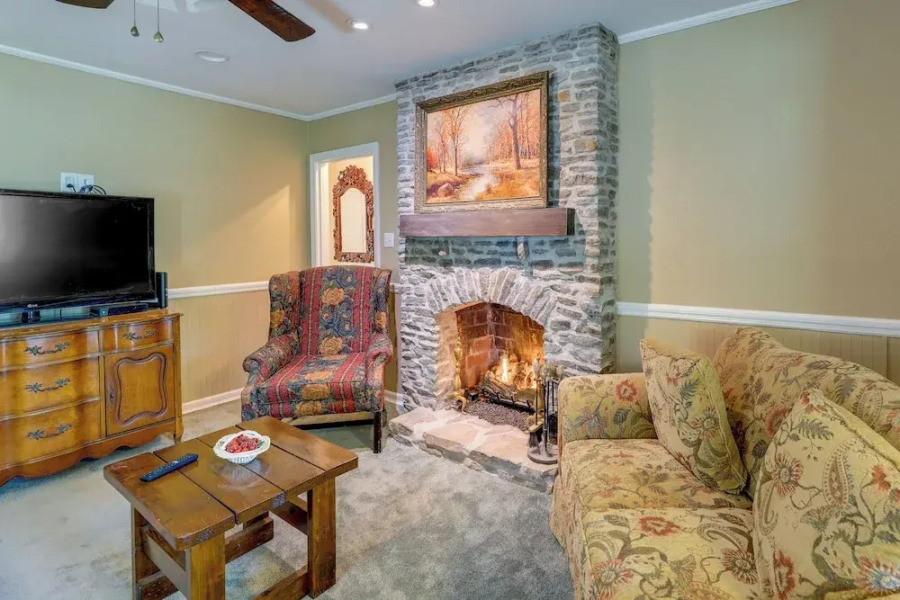Charming New Bern Cottage w/ Grill & Fire Pit!