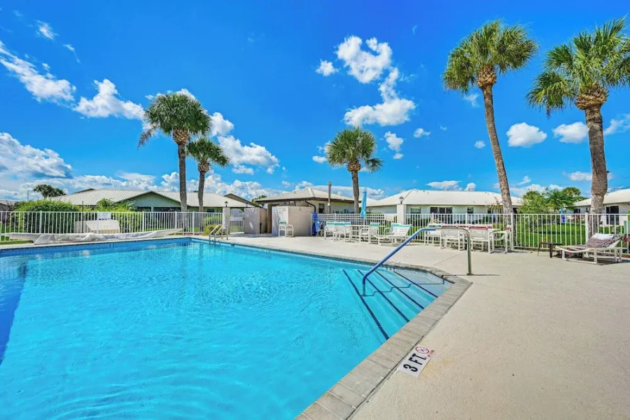 Sunny Canal-view Villa w/ Lanai in Sebring!