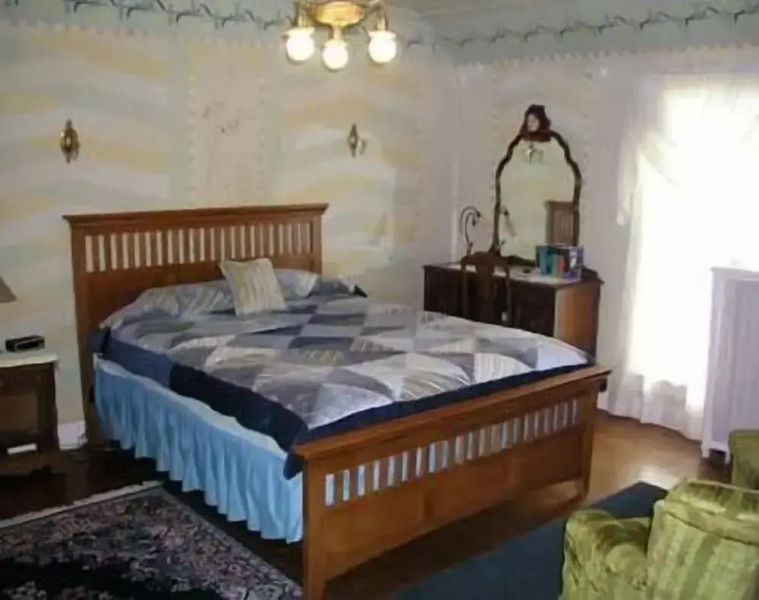 Chestnut Charm Bed & Breakfast