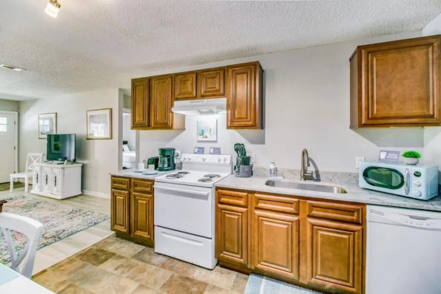 The Southern Oak- 10 mins to airport, 20 mins to beach