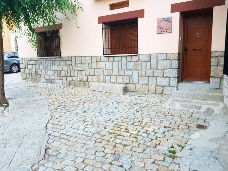 House With 6 Bedrooms in San Bartolomé de Pinares, With Wonderful City View, Furnished Terrace and Wifi - 70 km From the Slopes