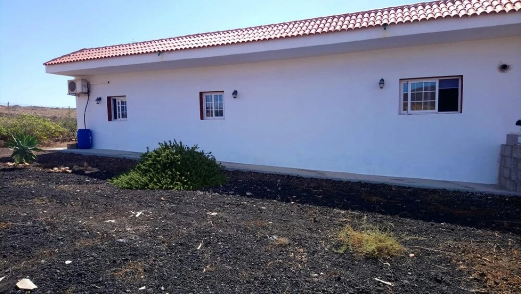 Studio in Tuineje, With Wonderful Mountain View, Enclosed Garden and Wifi