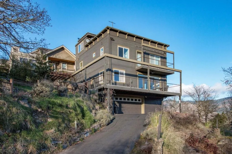 Hazel House 4 Bedroom Home by RedAwning