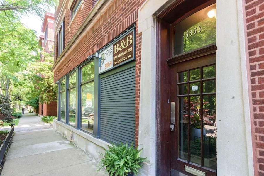 House 5863 - Chicago Bed and Breakfast