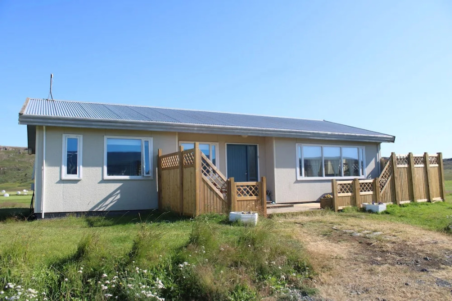 Stóri-Bakki Guesthouse with hot tub