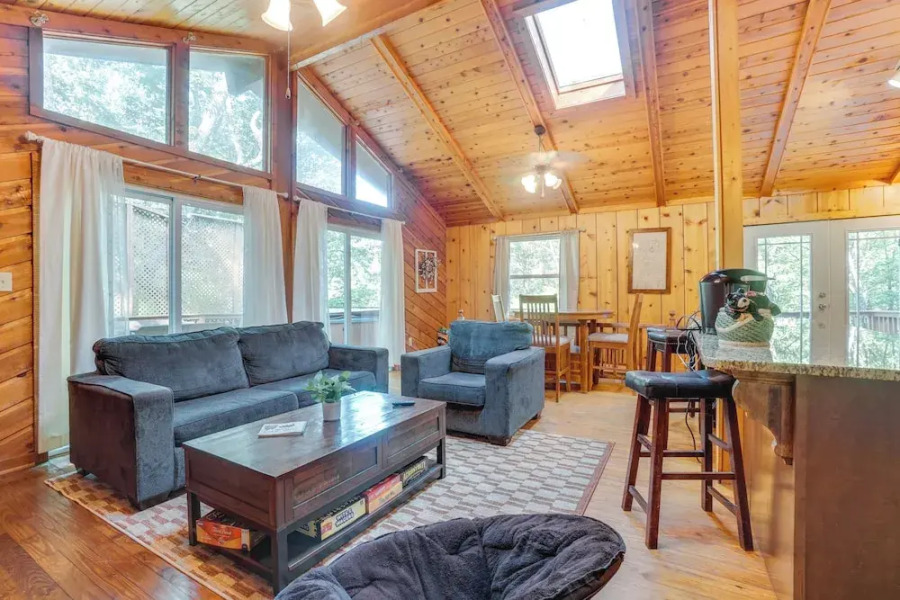 Private Hot Tub & Game Room: Cleveland Getaway