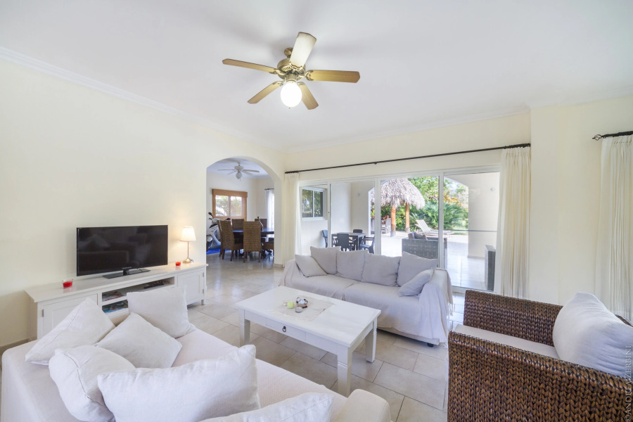 Villa in Bavaro for rent (Cocotal Golf & Country Club) – pool, billiards, maid