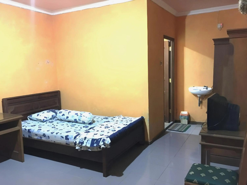 Hotel Alami near Alun-Alun Klaten by ZUZU