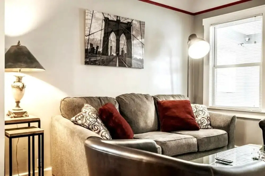 Automaniac Spot in the Heart of Pontiac 3 Beds 2 Baths