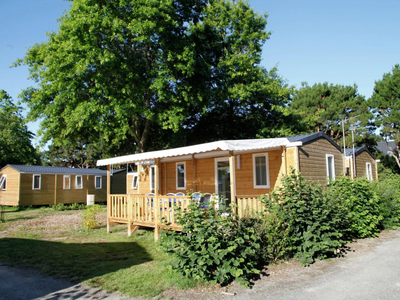 Well-kept chalet with a terrace at 800 m. from the beach