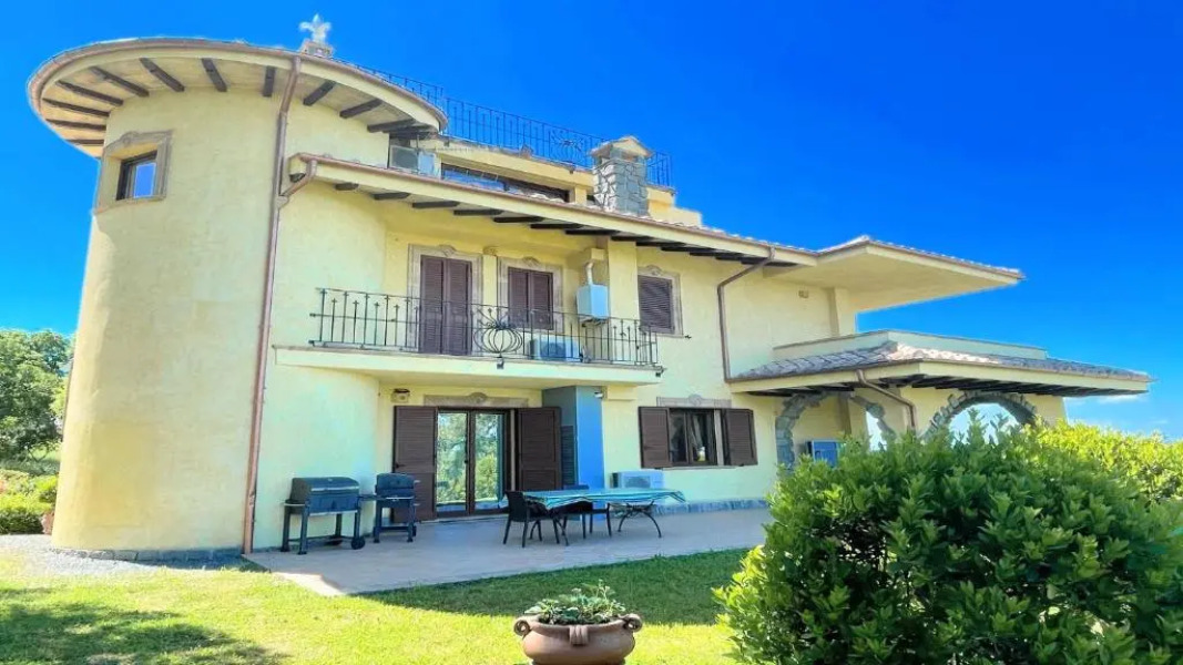 Pool, Jacuzzi and Events Room - Charming Villa in Umbria - Sleeps 24 - Lake View